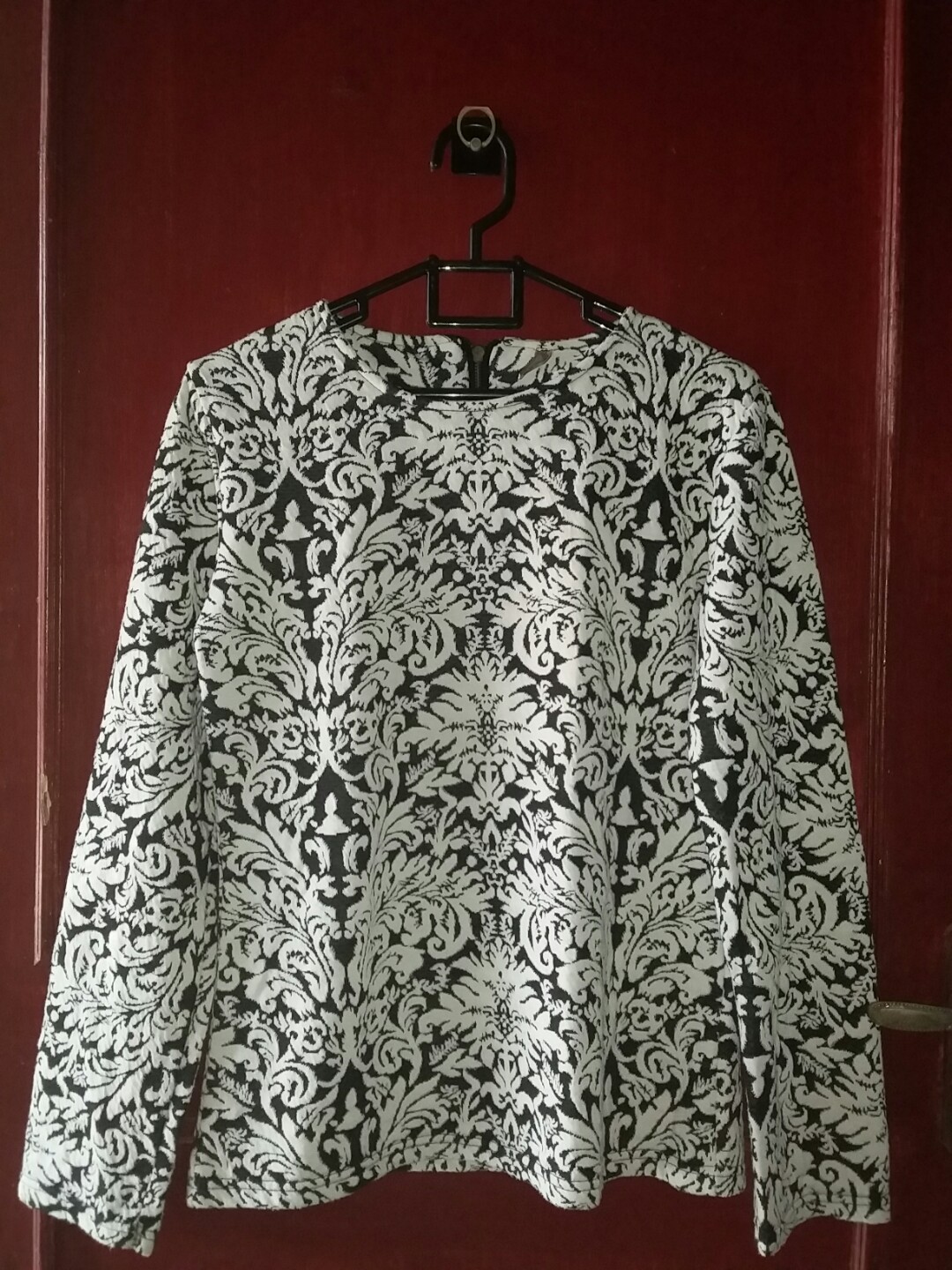 Blouse Motif Bunga Batik Hitam Putih Timbul Women S Fashion
