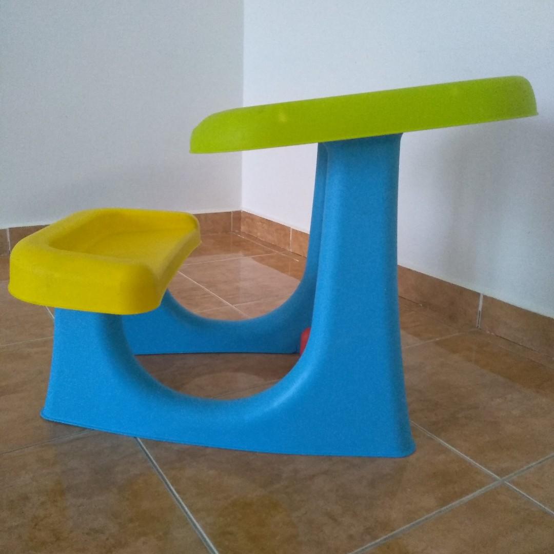Study table set (Category: Kids' Tables & Chairs) located in Kuantan. Submitted by syufad81 (Listing ID 207075515, Image 2). Description: Dalam keadaan baik. Sesuai untuk anak berumur 3-7 tahun. Kerusi bersambung sekali dengan meja. Meja sedikit condong, sesuai untuk anak menulis dan membaca. Ada 2 compartment berbentuk bulat dan 1 compartment memanjang untuk letak alatulis. .