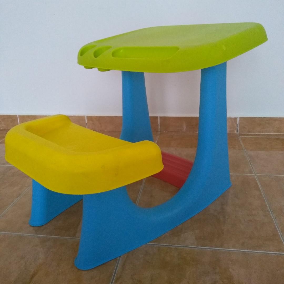 Study table set (Category: Kids' Tables & Chairs) located in Kuantan. Submitted by syufad81 (Listing ID 207075515, Image 1). Description: Dalam keadaan baik. Sesuai untuk anak berumur 3-7 tahun. Kerusi bersambung sekali dengan meja. Meja sedikit condong, sesuai untuk anak menulis dan membaca. Ada 2 compartment berbentuk bulat dan 1 compartment memanjang untuk letak alatulis. .