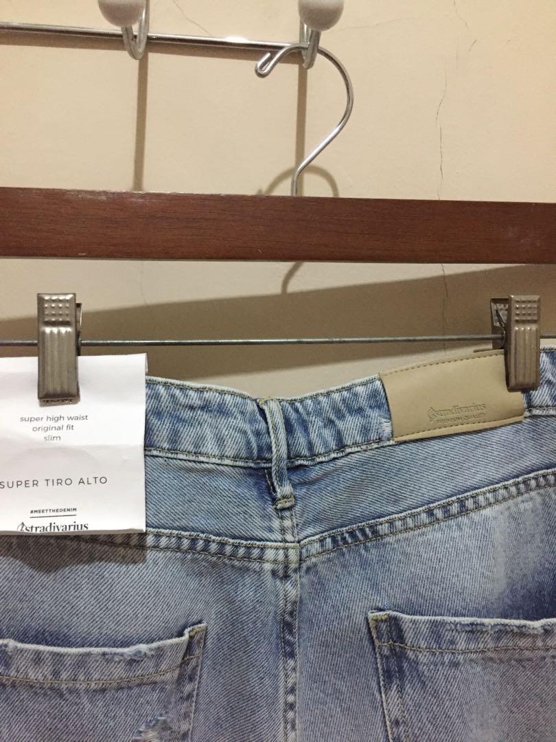 Stradivarius mom jeans, Fesyen Wanita, Pakaian Wanita, Bawahan di Carousell