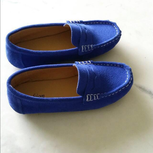 Stylish boys suede loafers in royal 