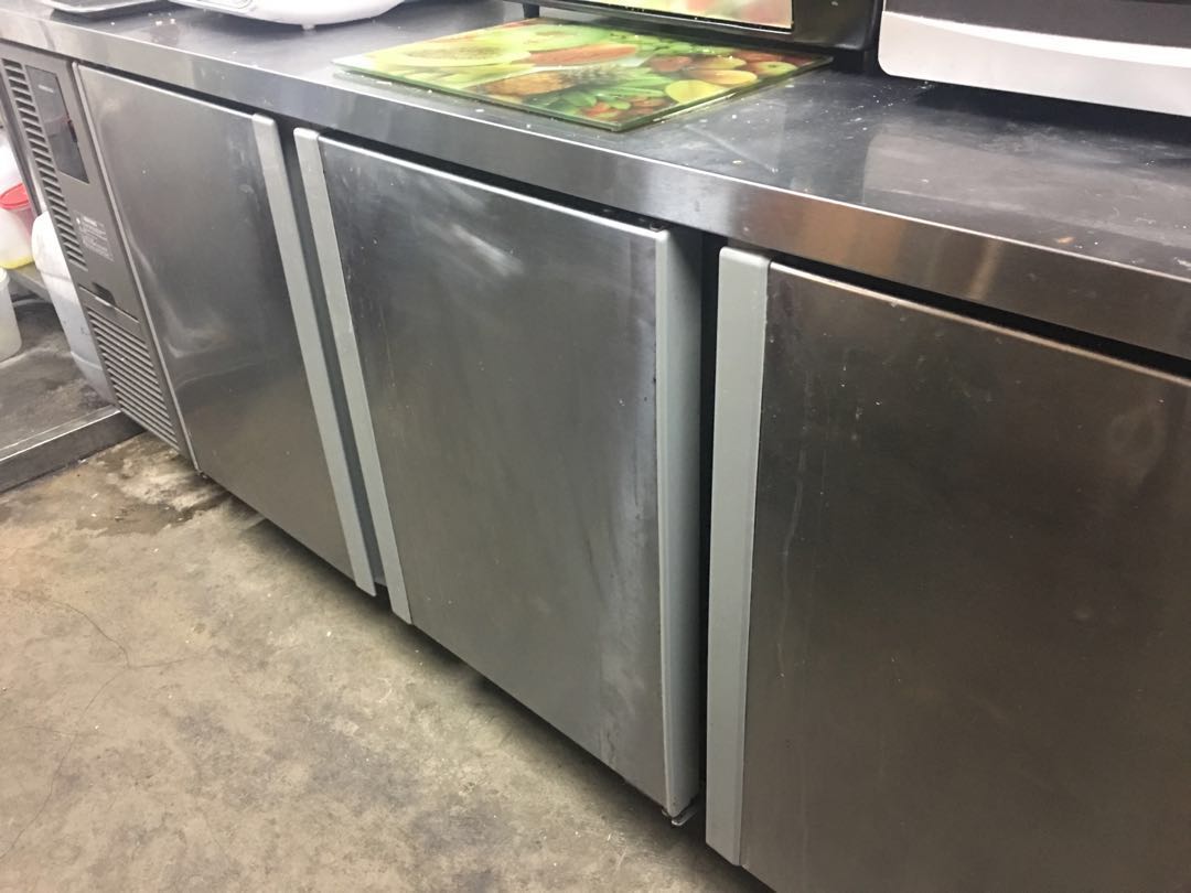 Hoshizaki 3 door counter top chiller, TV & Home Appliances, Kitchen