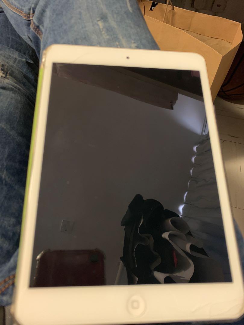 iPad mini2 （分類：平板電腦 - iPad）位於 Hong Kong。 由 aaron_lui 提交（商品編號 207304682，圖片 1）。簡介： 9成新，少用 連case,連mon套（爆咗） 唔連火牛及充電頭 無爆mon 有意可wtsapp 97801763。