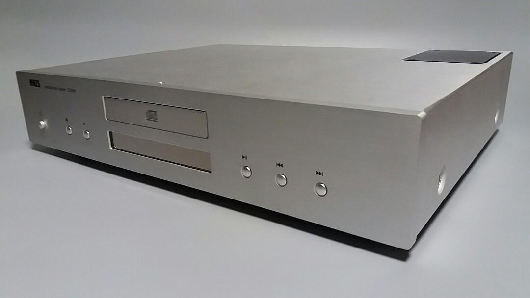CD機 （分類：音樂播放裝置 MP3及CD Player）位於 Hong Kong。 由 amberwatch 提交（商品編號 207382630，圖片 2）。簡介： 歡迎查詢 97232282 eddy 香港版220V $2580 台灣版110V 台幣$12800 (價格己包括香港空運至台灣運費，客戶可直接入數玉山銀行帳号) CD33k雖然只是入門型號，但用料绝無將貨就價，除繼承66K優良血統外，更破天荒採用鋁合金機蓋，同價位機相信絕無僅有，全新機一年保用，直接廠家對口零件供應，杜絕國產機市場多年來沒零件维修難等等垢病 CD33K特點： 1.使用三洋高精度機蕊，穩定性高，讀碟能力強 2.伺服電路使用飛利浦SAA7824蕊片 3.使用CS4398的24bit.192khzD/A轉换器 4.使用OPA2604作優質濾波電路，徹底濾除數碼信號 5.高級全胆2只6N3模拟放大電路，胆味濃郁 6.使用發燒級erse電容作胆耦合 7.八個獨立穩壓電源供電，相互干擾少，驅動力強，音樂細節豐富 8.帶