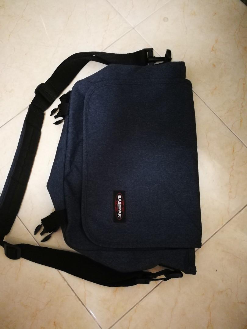 eastpak messenger