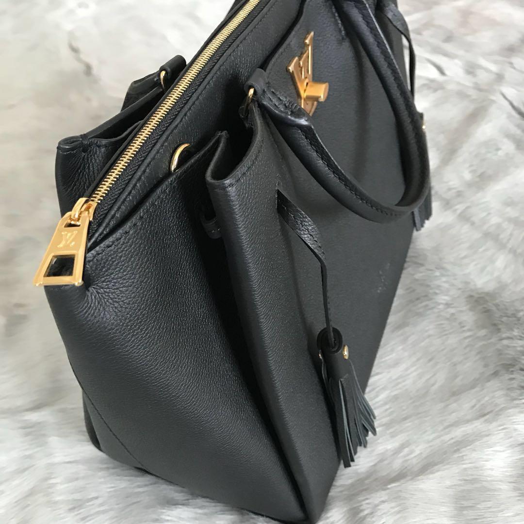 Louis Vuitton LockMe Hobo Bag - Neutrals Totes, Handbags - LOU666491