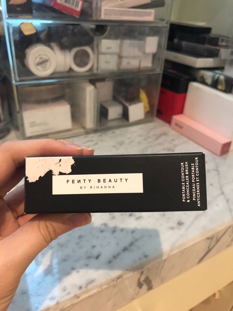 Fenty Beauty Portable Contour Brush, Kesehatan & Kecantikan, Rias Wajah