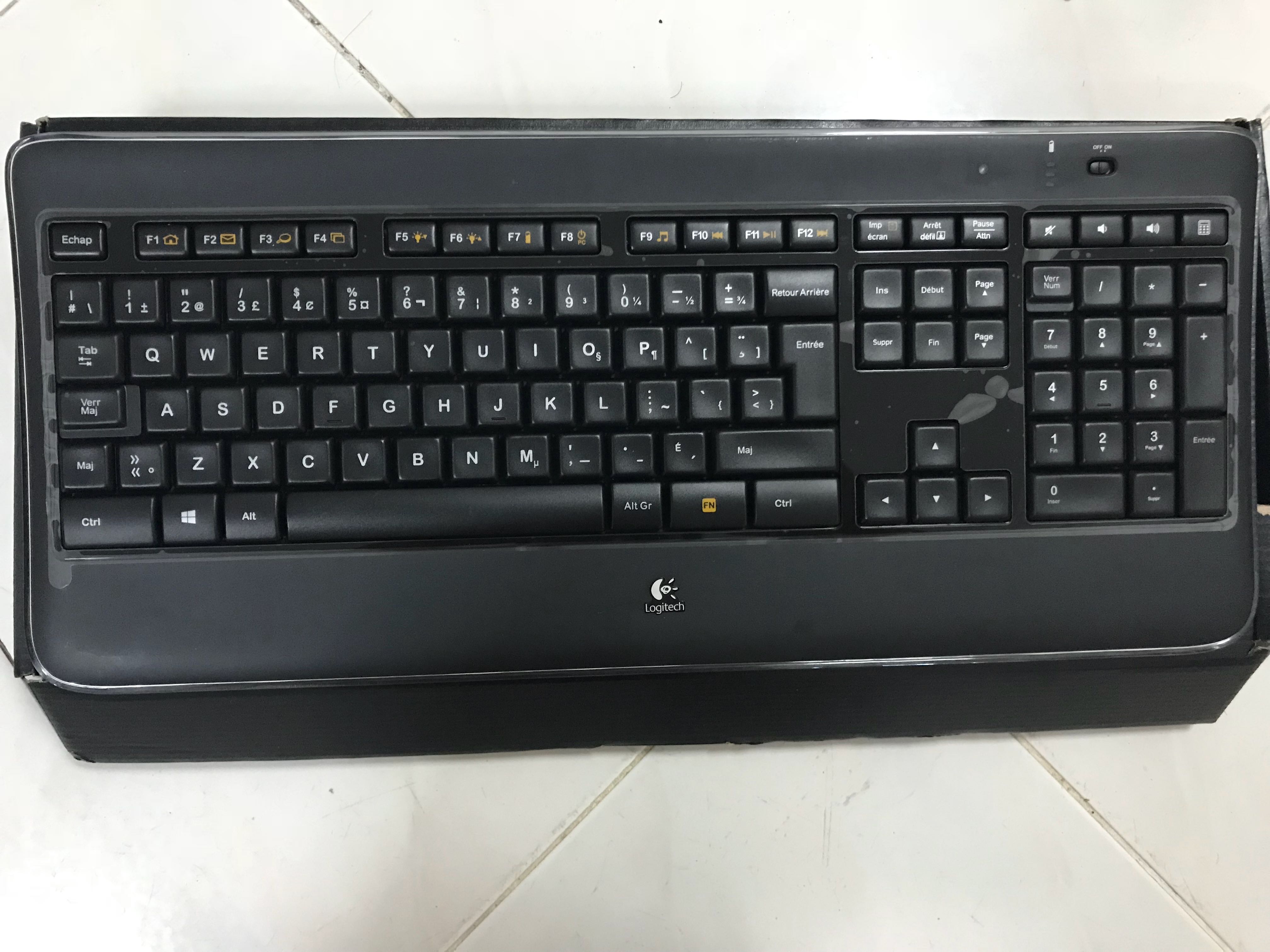 Logitech K800 Wireless Illuminated Keyboard /— Backlit Keyboard Dropout-Free 2.4GHz Connection Fast-Charging