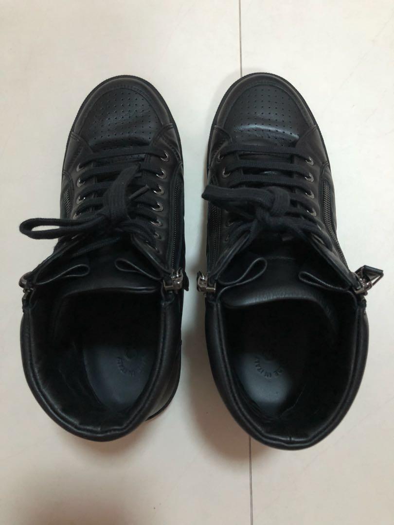 Authentic Chanel High cut sneakers boots in Black leather with