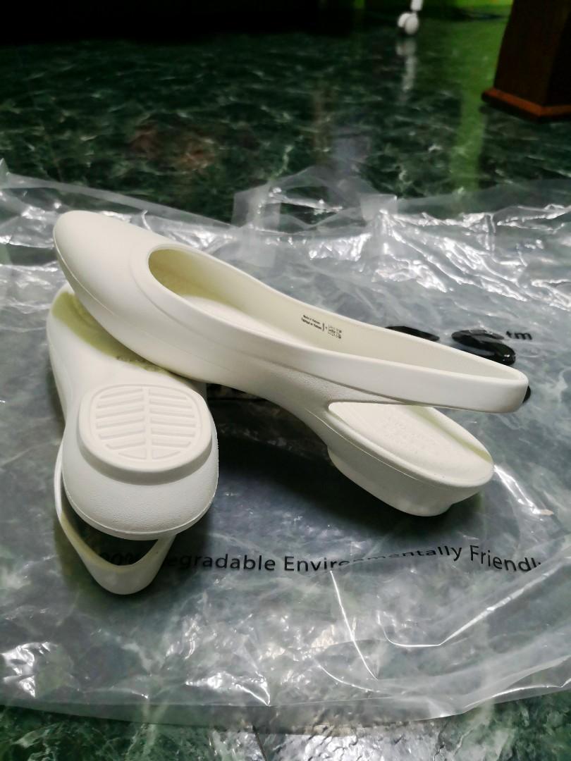 New Women s Crocs Eve Slingback Oyster. Size w6. Women s Fashion
