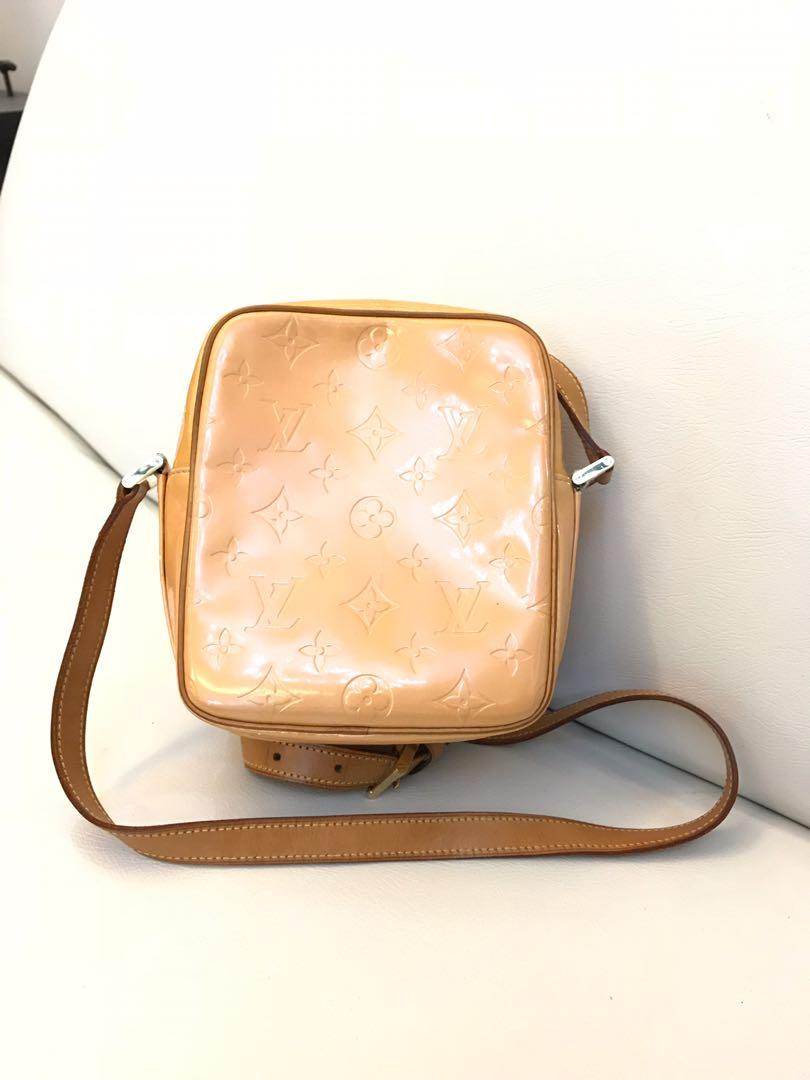 Louis Vuitton Wooster Vernis Crossbody Bag. DC: SR0989. Made in