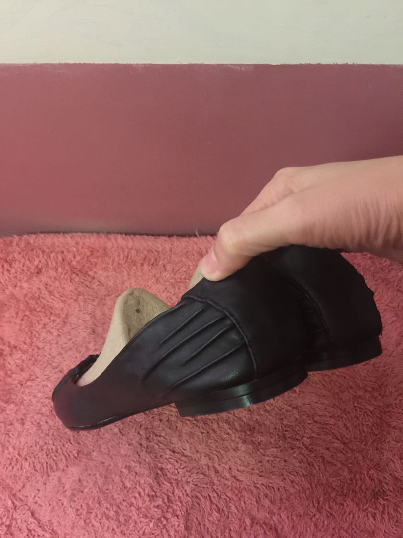 BNWOT-Mossimo Supply Co. Black Ballet Flats (Category: Flats & Sandals) located in Mandaluyong City. Submitted by ultrakitty (Listing ID 207933066, Image 2). Description: Condition: Brand new, bought in the US. Original, not overruns. Never been worn but has slight peeling on the insole (See picture posted). Material: Black leather with pleating/ ruching design. Slightly rounded toe box. Size: 7 (Would best fit 6.5 and true size 7) Inclusions: Sh