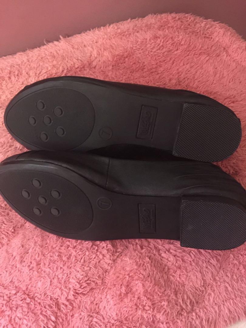 BNWOT-Mossimo Supply Co. Black Ballet Flats (Category: Flats & Sandals) located in Mandaluyong City. Submitted by ultrakitty (Listing ID 207933066, Image 3). Description: Condition: Brand new, bought in the US. Original, not overruns. Never been worn but has slight peeling on the insole (See picture posted). Material: Black leather with pleating/ ruching design. Slightly rounded toe box. Size: 7 (Would best fit 6.5 and true size 7) Inclusions: Sh