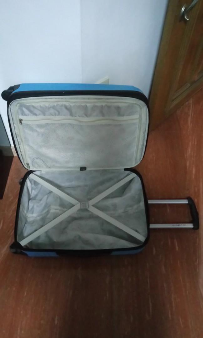 Checkin hard case trolley luggage bag has a crack, Hobbies & Toys