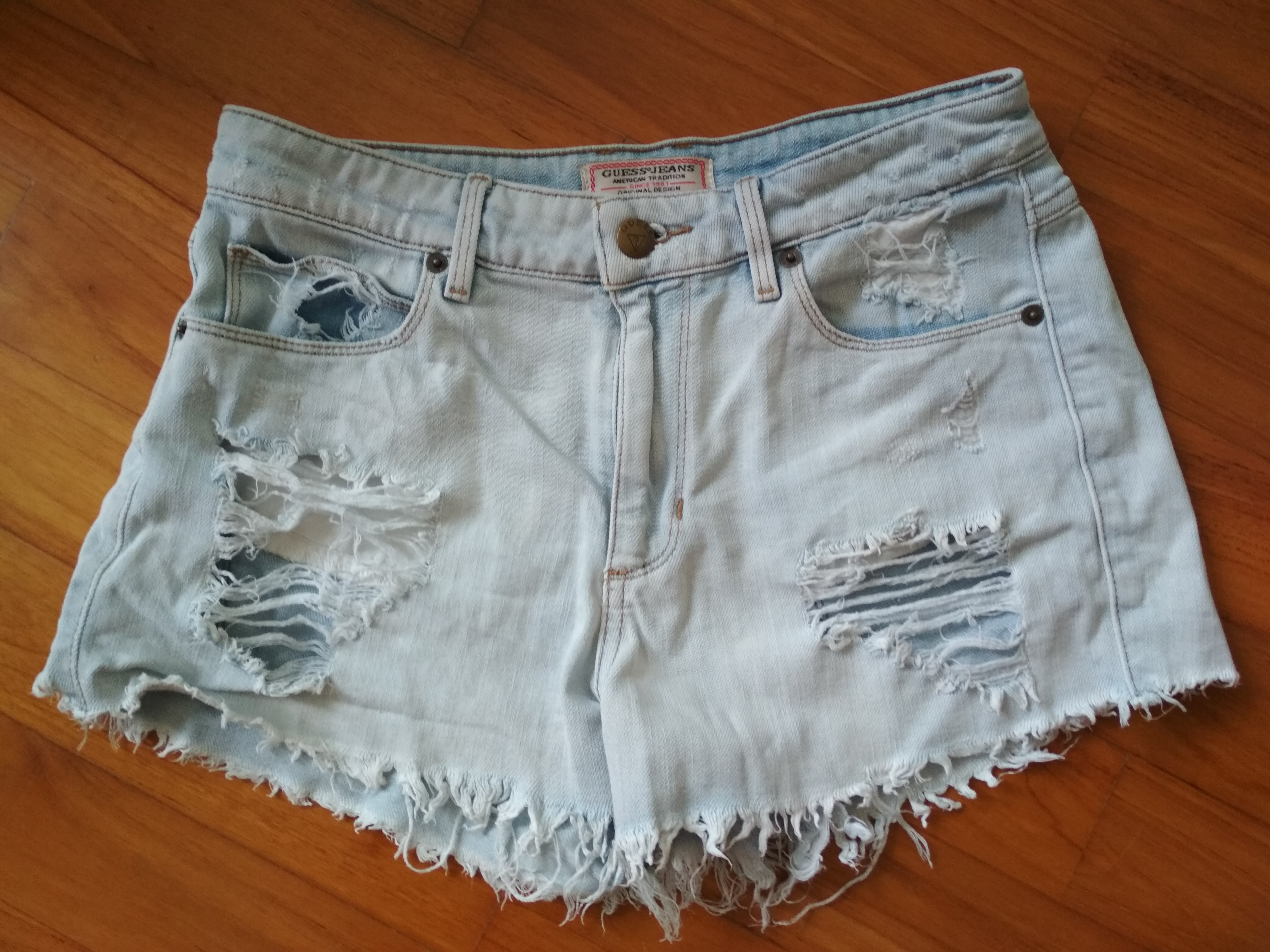 GUESS fashion shorts (ripped) - Size S 