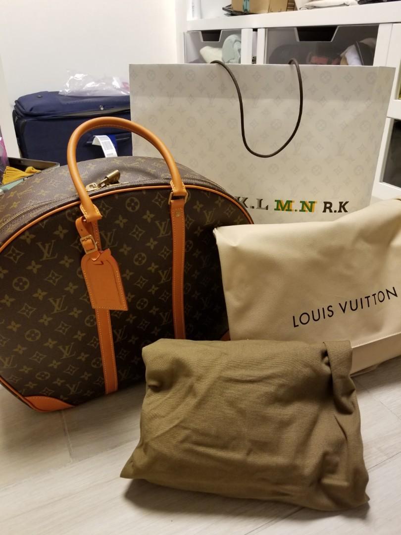 Louis Vuitton X Karl Lagerfeld Iconoclast boxing gloves and mat, 名牌, 首飾 - Carousell