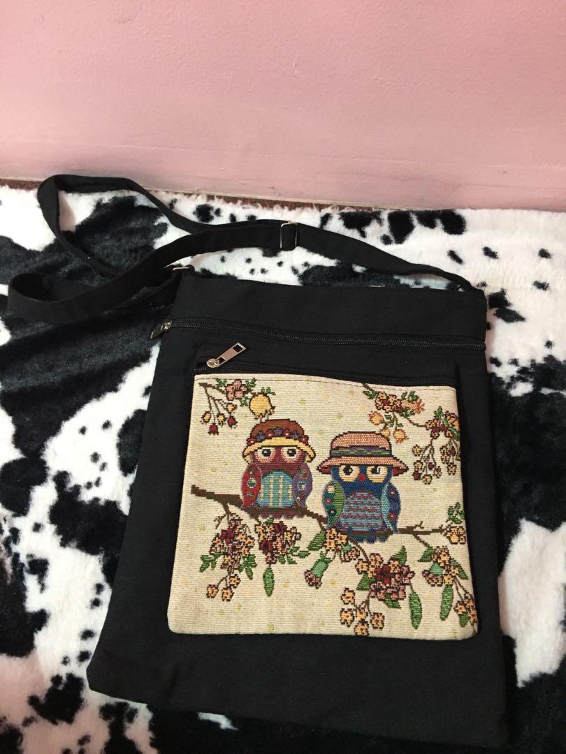 Owl messenger bag for women (Category: Cross-body Bags) located in Cainta. Submitted by GoodFinds_PH (Listing ID 207985247, Image 1). Description: Selling 🦉 MESSENGER BAG FOR ONLY 150. Pm me for sure buyers thanks.