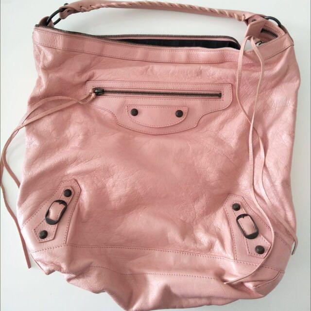 Mirakuløs skibsbygning Roux Balenciaga Day bag - Rose Peche (Pink), Women's Fashion, Bags & Wallets,  Cross-body Bags on Carousell