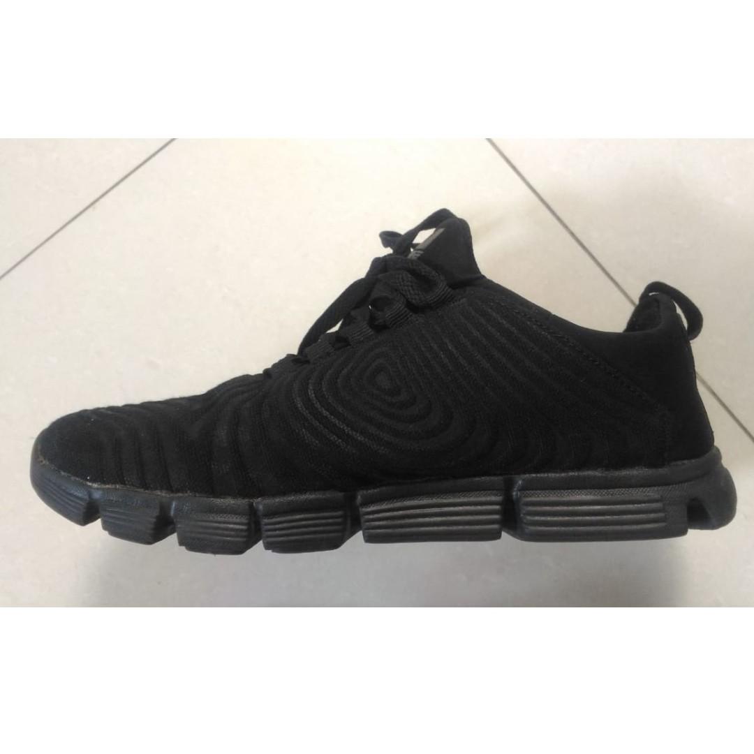 Sepatu Hitam Merk Precise Ukuran 40 Fesyen Wanita Sepatu Di Carousell