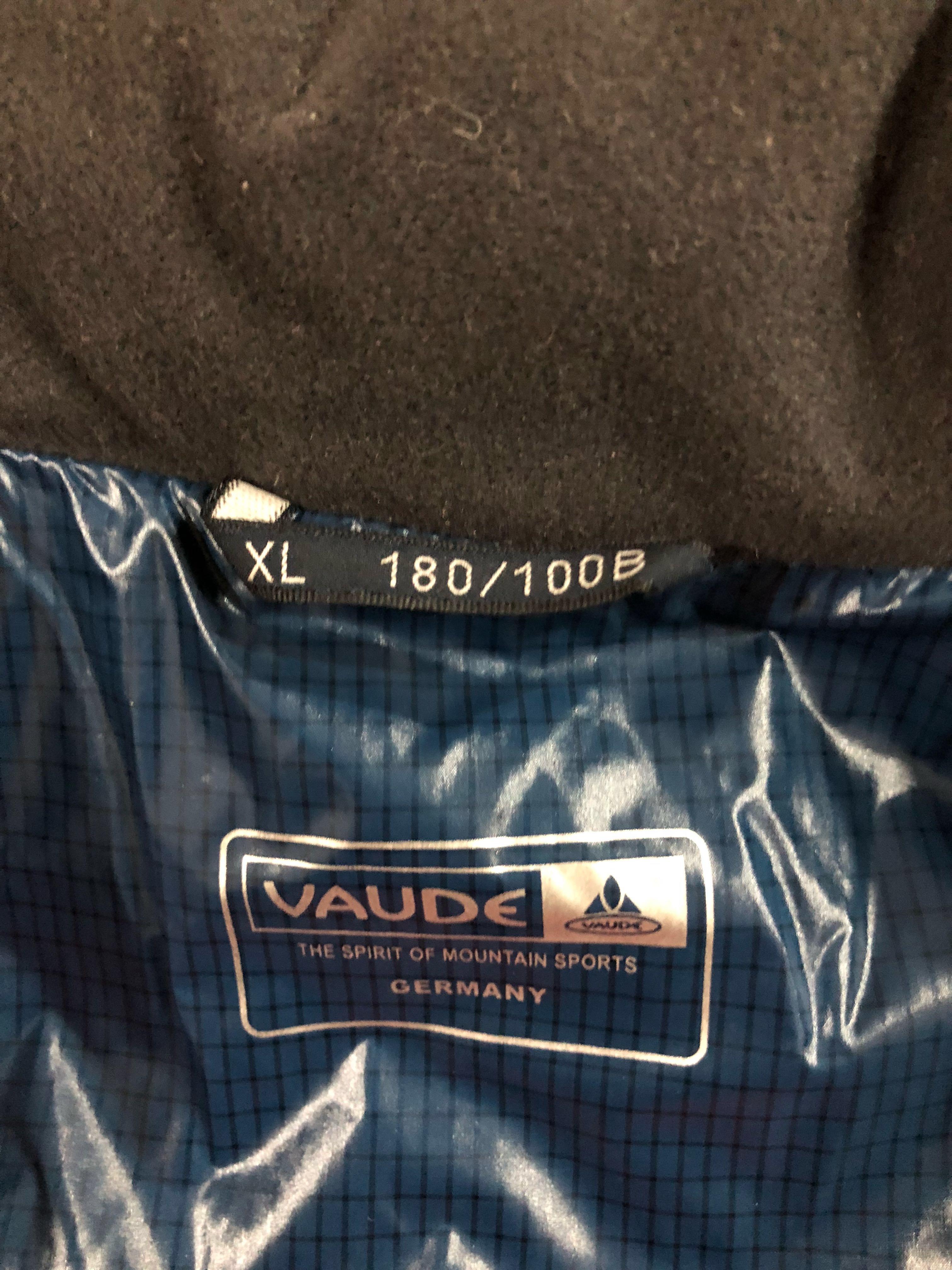 Winter Jacket (Category: Coats, Jackets and Outerwear) located in Singapore. Submitted by daphna1976 (Listing ID 199244741, Image 2). Description: Condition 9/10. Wore for Japan trip. .