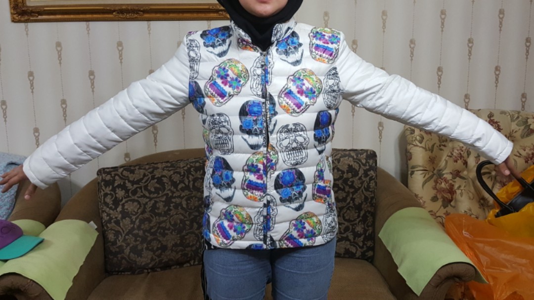 Winter Jacket (Category: Coats, Jackets and Outerwear) located in Kuala Lumpur. Submitted by ariffmajmi (Listing ID 208173475, Image 2). Description: Condition 9/10. View to believe..