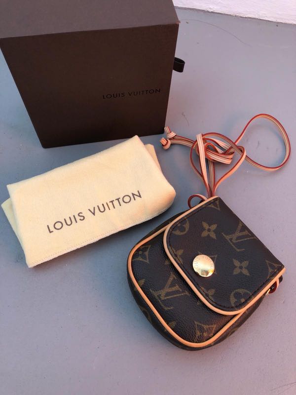 Sold at Auction: Louis Vuitton, Louis Vuitton Monogram Pochette Cancun