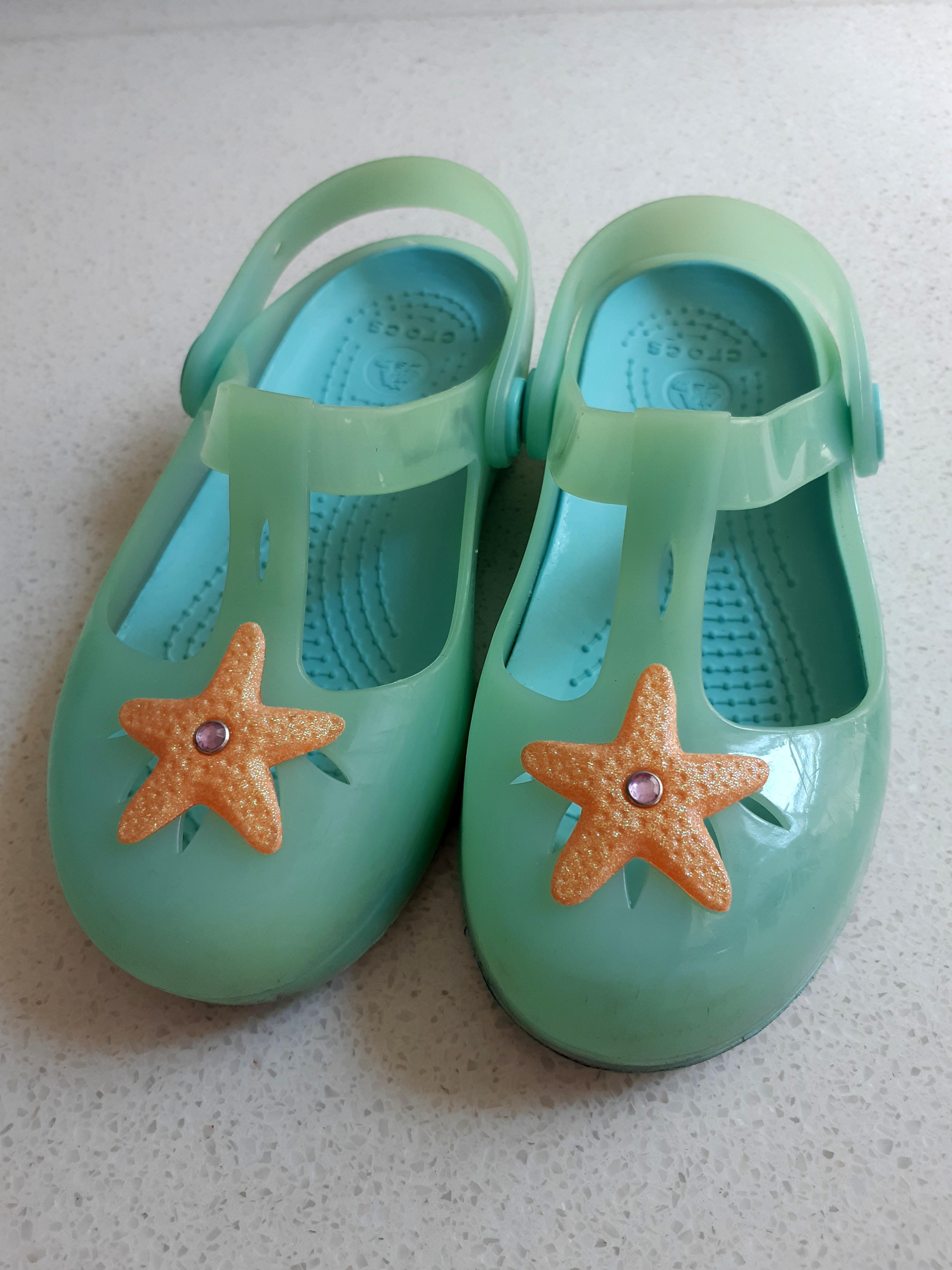 crocs pool shoes