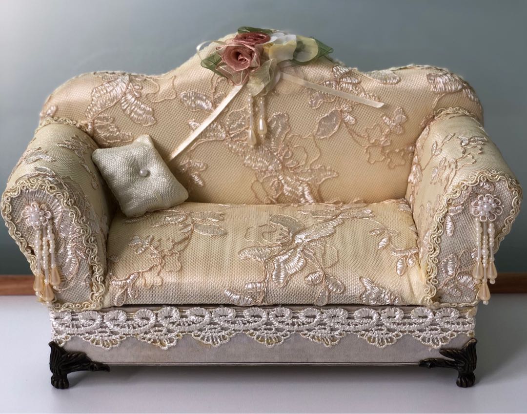 Lacy Chair Jewellery Box, Women's Fashion, New Undergarments