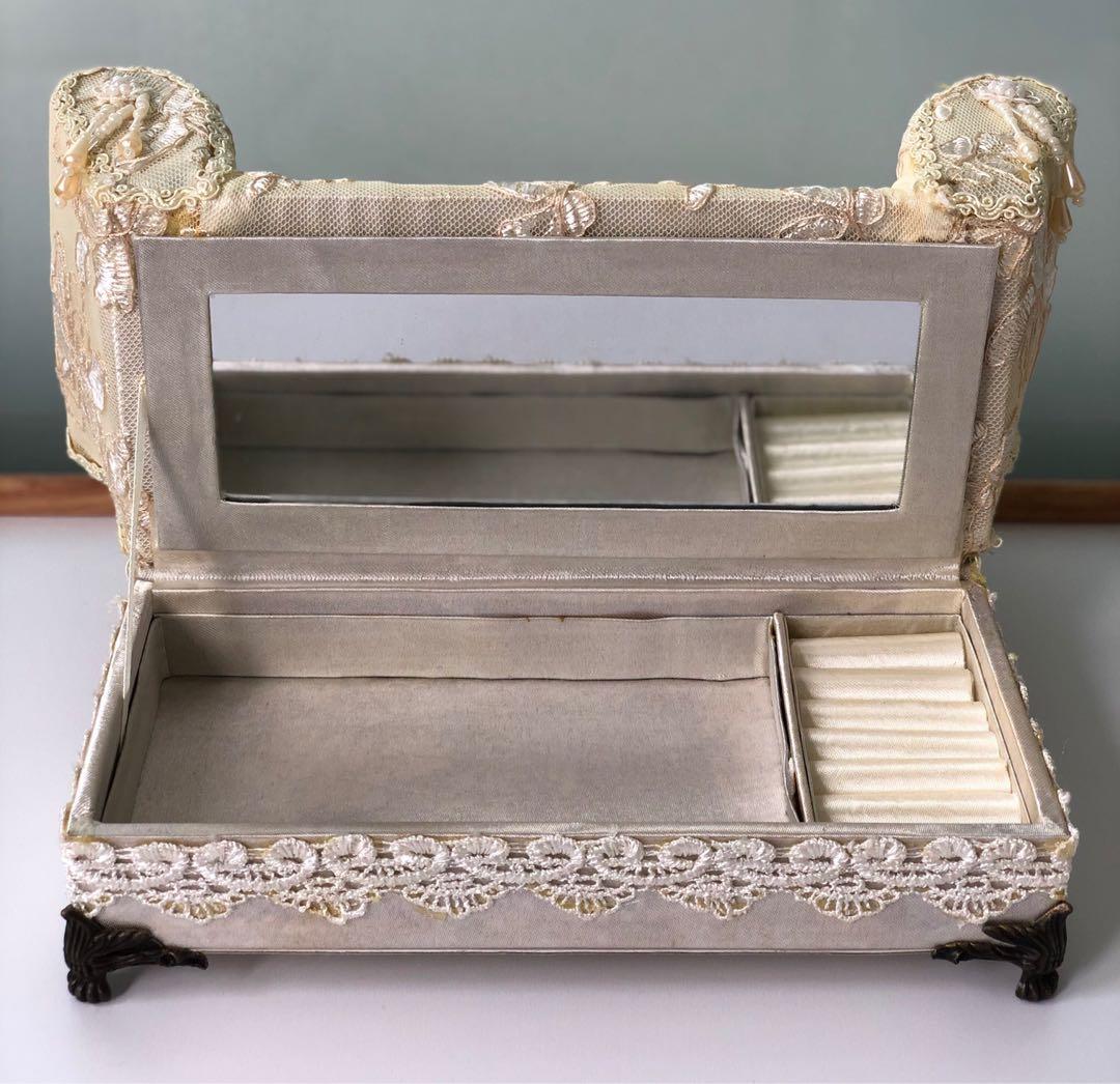Lacy Chair Jewellery Box, Women's Fashion, New Undergarments