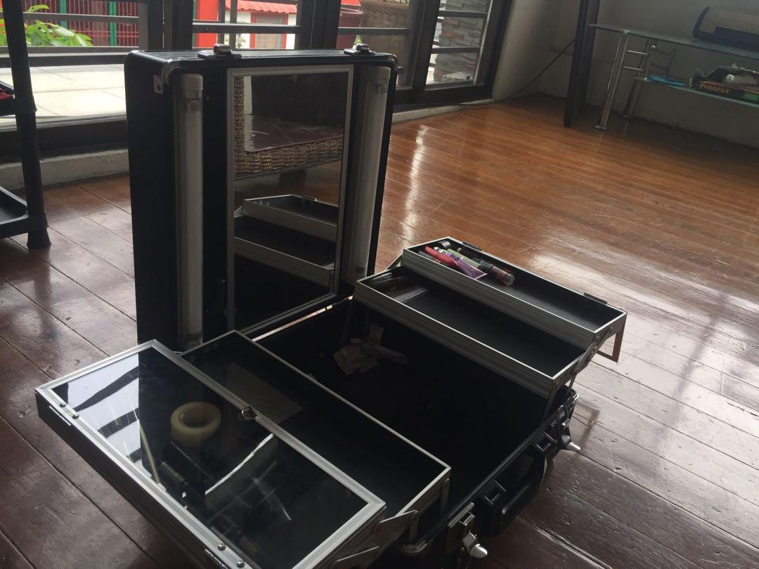 Make Up Case with LED Lights (Category: Makeup) located in Rizal. Submitted by angelicious3 (Listing ID 208389577, Image 2). Description: Used but not abused Make Up Train Case with Led Lights... 7500 @ Suesh .