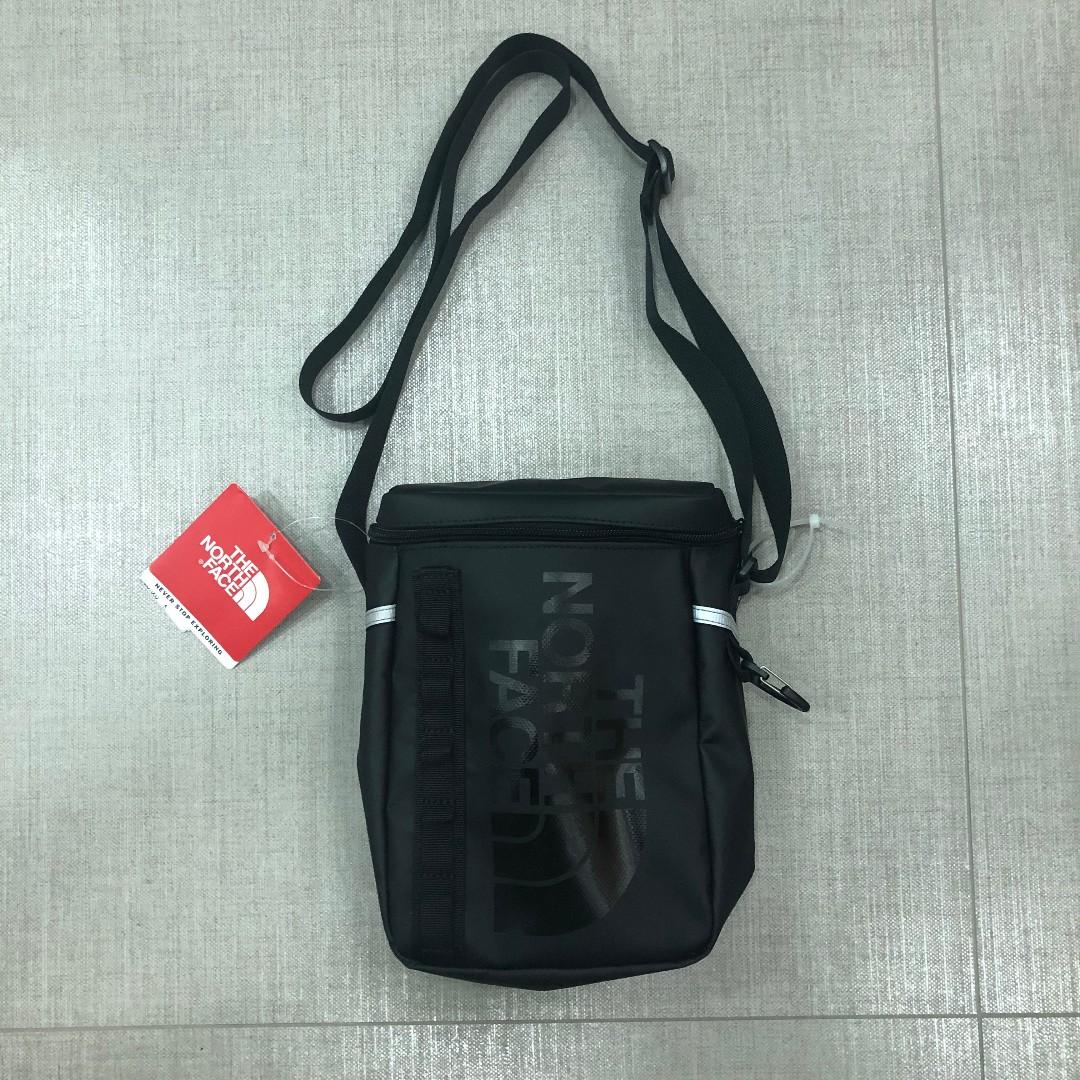 black north face man bag