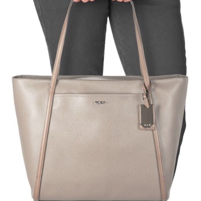 TUMI Tote Bag (BN), Women's Fashion, Bags & Wallets, Tote Bags on Carousell