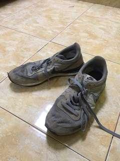 Nike internationalist size 42
