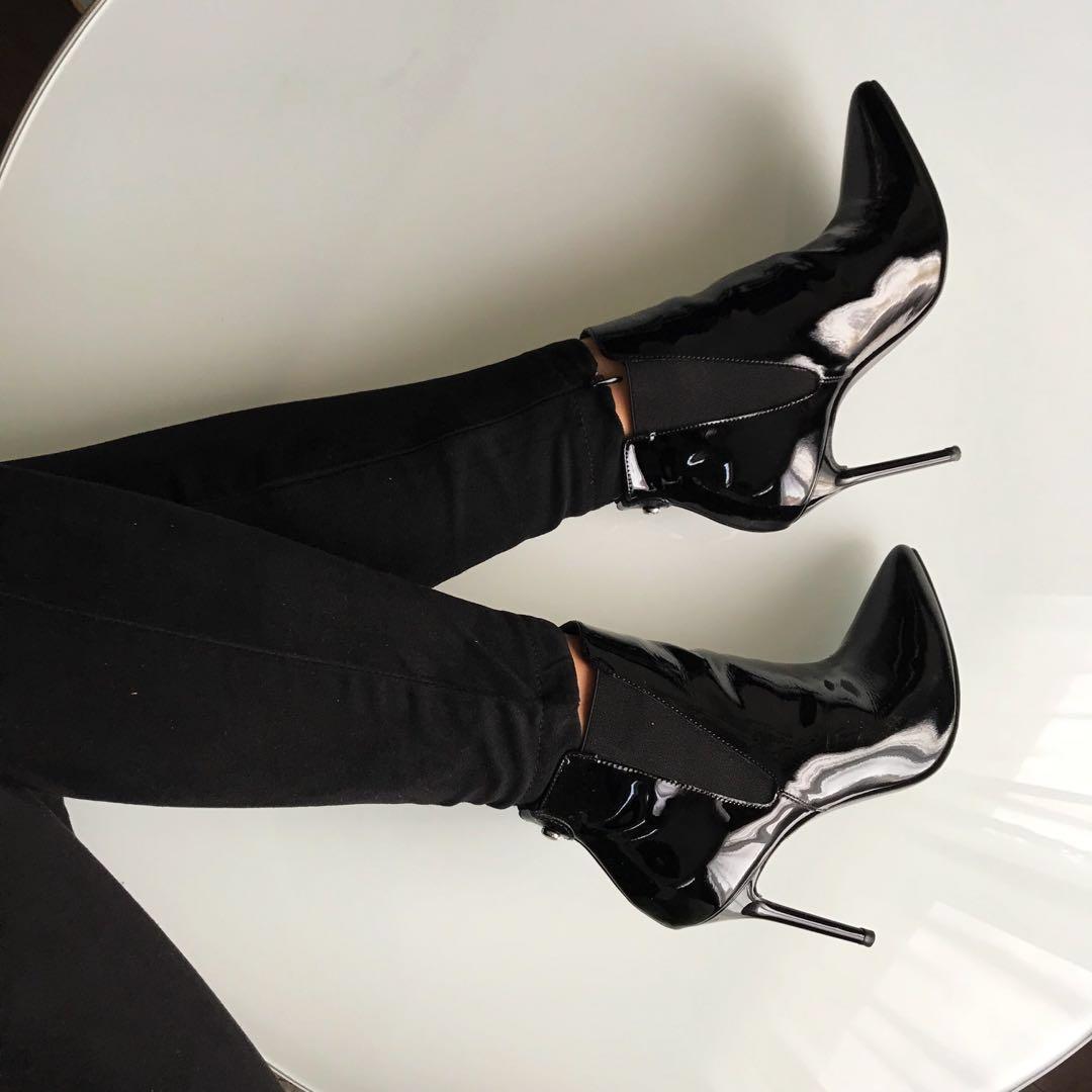 $640 STUART WEITZMAN Apogee Patent Booties size 35 / 5, Luxury on