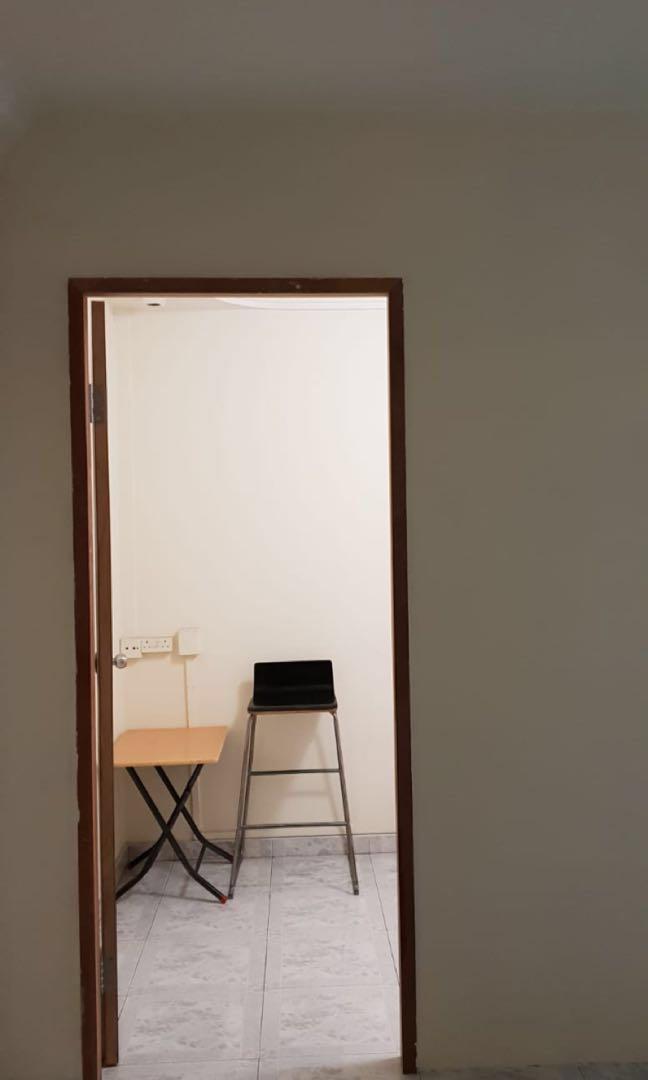 Choa Chu Kang ( 7min walk to MRT) room for rent 400/month, Property