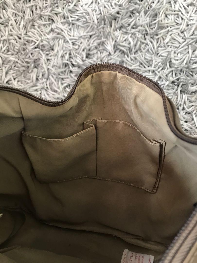 Kenneth Cole Reaction bag (Category: Cross-body Bags) located in Manila. Submitted by jenosaur (Listing ID 208463325, Image 3). Description: • Kenneth Cole Reaction hobo bag • With 2 front zip pockets • Has one inner zip pocket & two open pockets as shown in the picture • Bought for more than Php3,000.