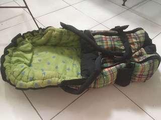 Tempat tidur bayi untuk dalam mobil