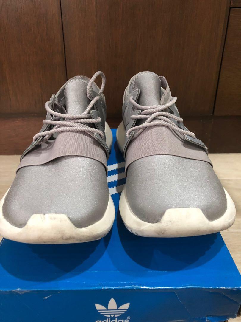 Adidas Tubular Viral W (Category: Sneakers) located in Del Monte. Submitted by zshops (Listing ID 205084382, Image 2). Description: US 9, Women’s size.