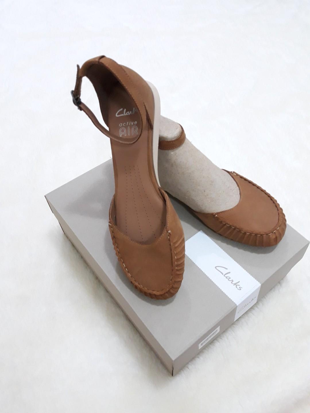 clarks tan shoes womens