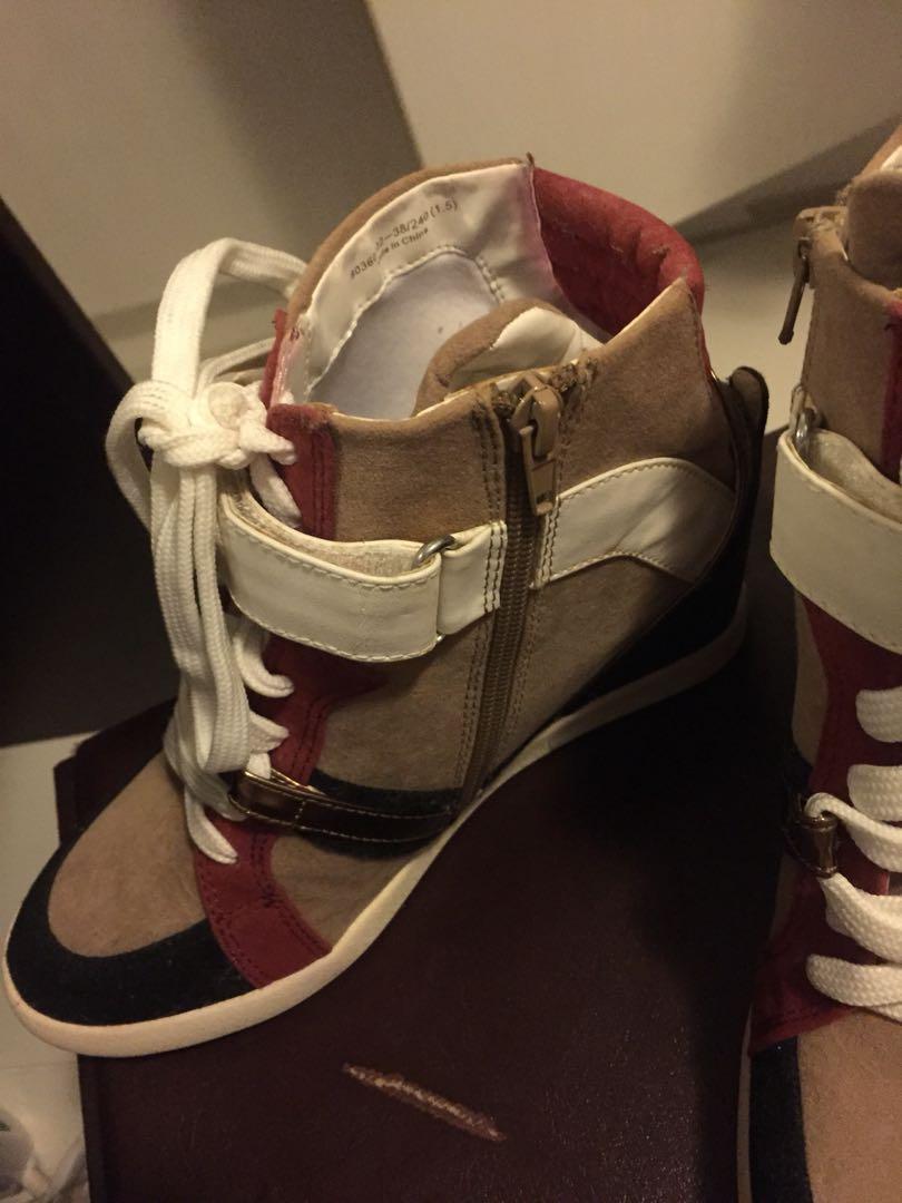 Prelovedbyche (Category: Shoe inserts) located in Quezon City. Submitted by preloved_ccf (Listing ID 171052412, Image 3). Description: Used, but once only on my daughters first birthday then sadly didnt use it na. Please see the flaw. un lang but super nice in actual .