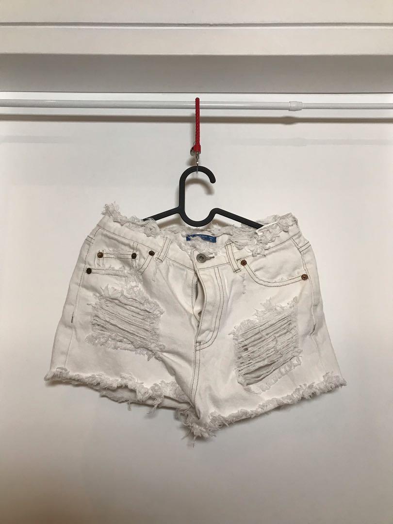 Pull & Bear Short (Category: Jeans & Leggings) located in Kuala Lumpur. Submitted by bryanthen89 (Listing ID 208632337, Image 1). Description: .