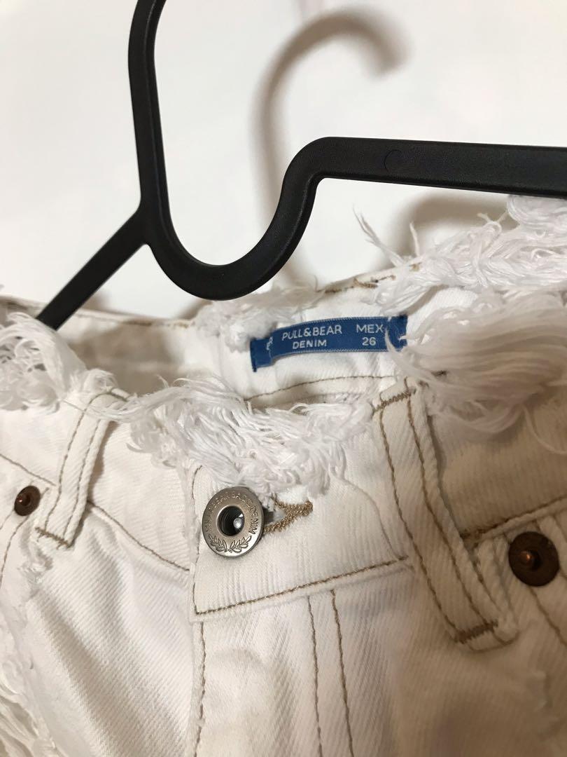 Pull & Bear Short (Category: Jeans & Leggings) located in Kuala Lumpur. Submitted by bryanthen89 (Listing ID 208632337, Image 2). Description: .