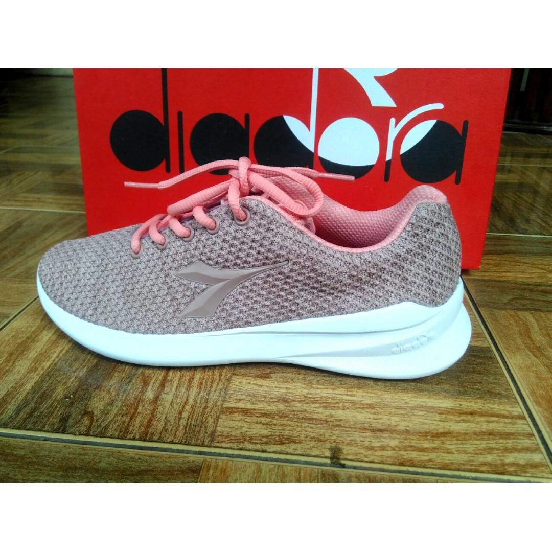 Sepatu diadora running wanita 2025