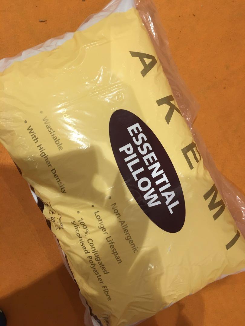 Akemi top essential pillow
