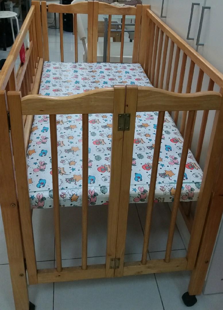 Foldable Solid Wooden Baby Cot