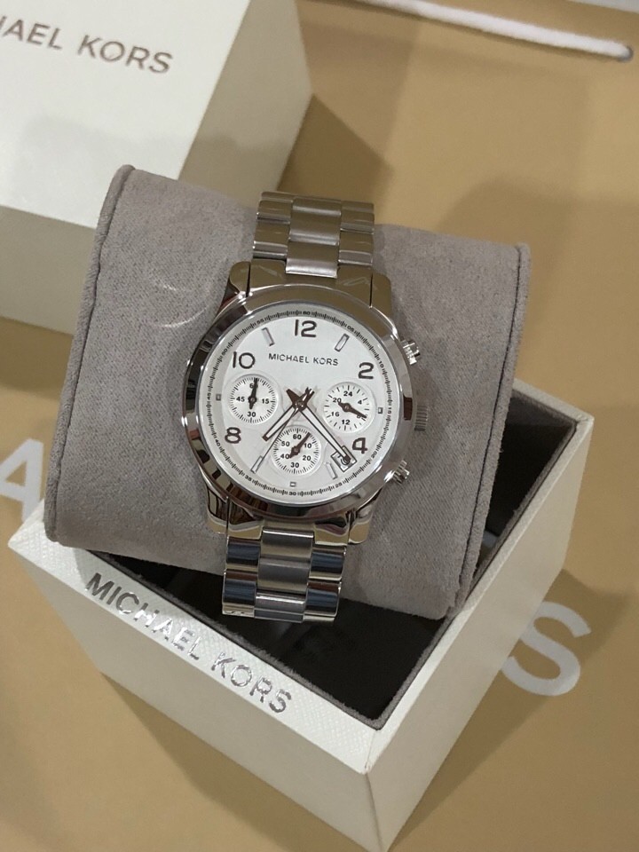 sum At accelerere nok Michael Kors Chronograph Watch MK5076, Women's Fashion, Watches &  Accessories, Watches on Carousell
