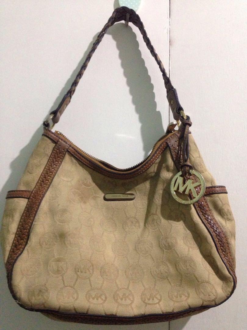 Michael Kors Tote Monogram shoulder bag B-1112 (Category: Shoulder Bags) located in Pasig City. Submitted by yaaaangggg (Listing ID 208856075, Image 1). Description: Still in a good condition Shipping c/o buyer via Fastrack.