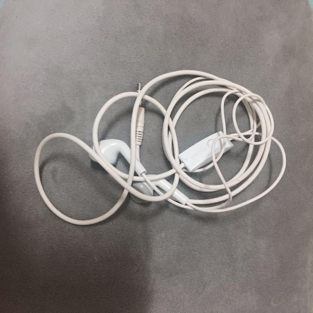 Samsung Earphones (Category: Earphones) located in Las Pinas. Submitted by untouchedxo (Listing ID 160781062, Image 1). Description: Minimum of 300 pesos per transactions. Thanks! 💜 #sweldosale5 #sgmusic #springcleaning #newme2019.