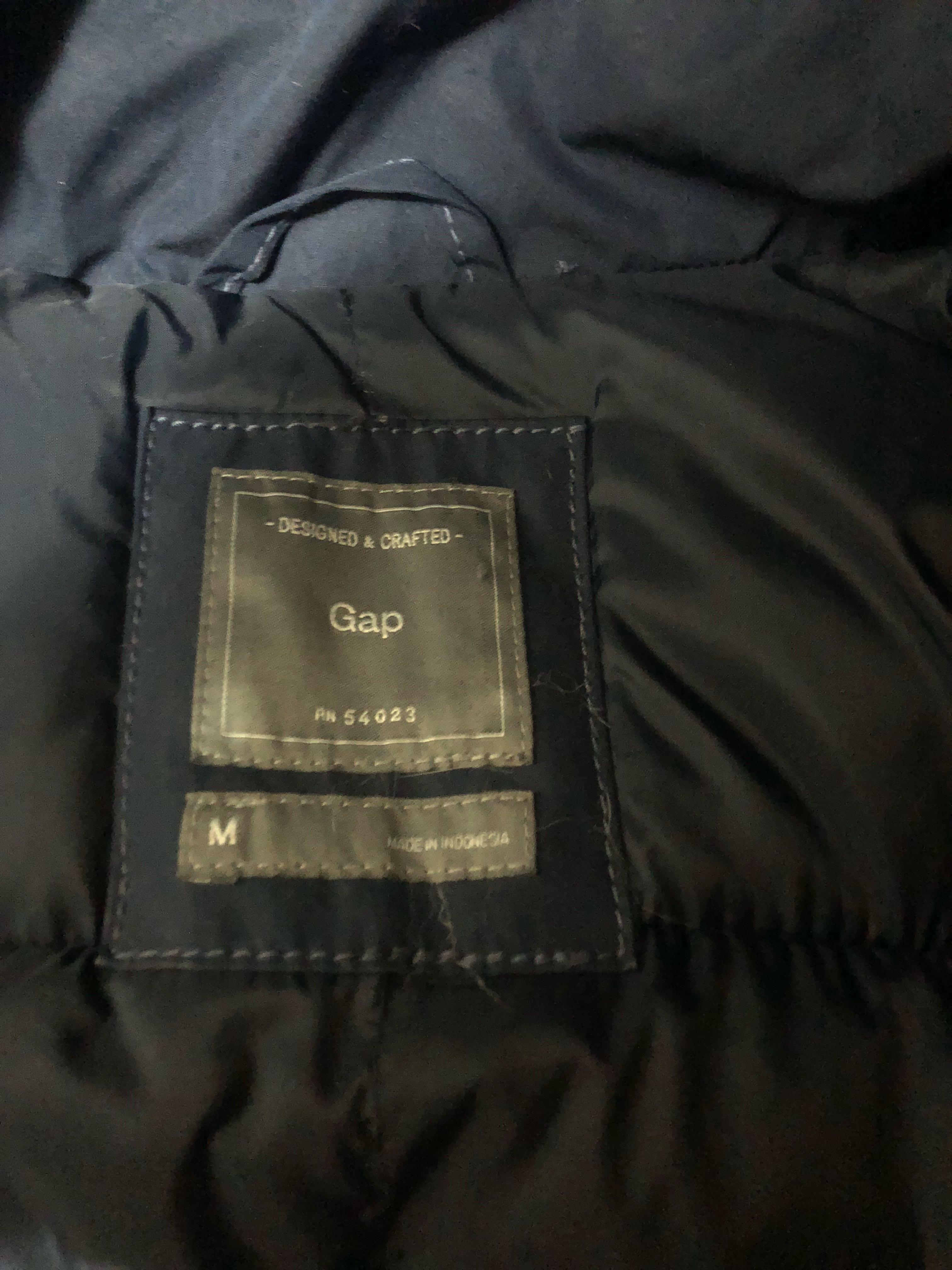 GAP jacket （分類：外套及戶外衣服）位於 Hong Kong。 由 alienuil 提交（商品編號 208939312，圖片 2）。簡介： 原價六七百 厚身 但已很久沒有穿著 所以放售 帽可以收埋。