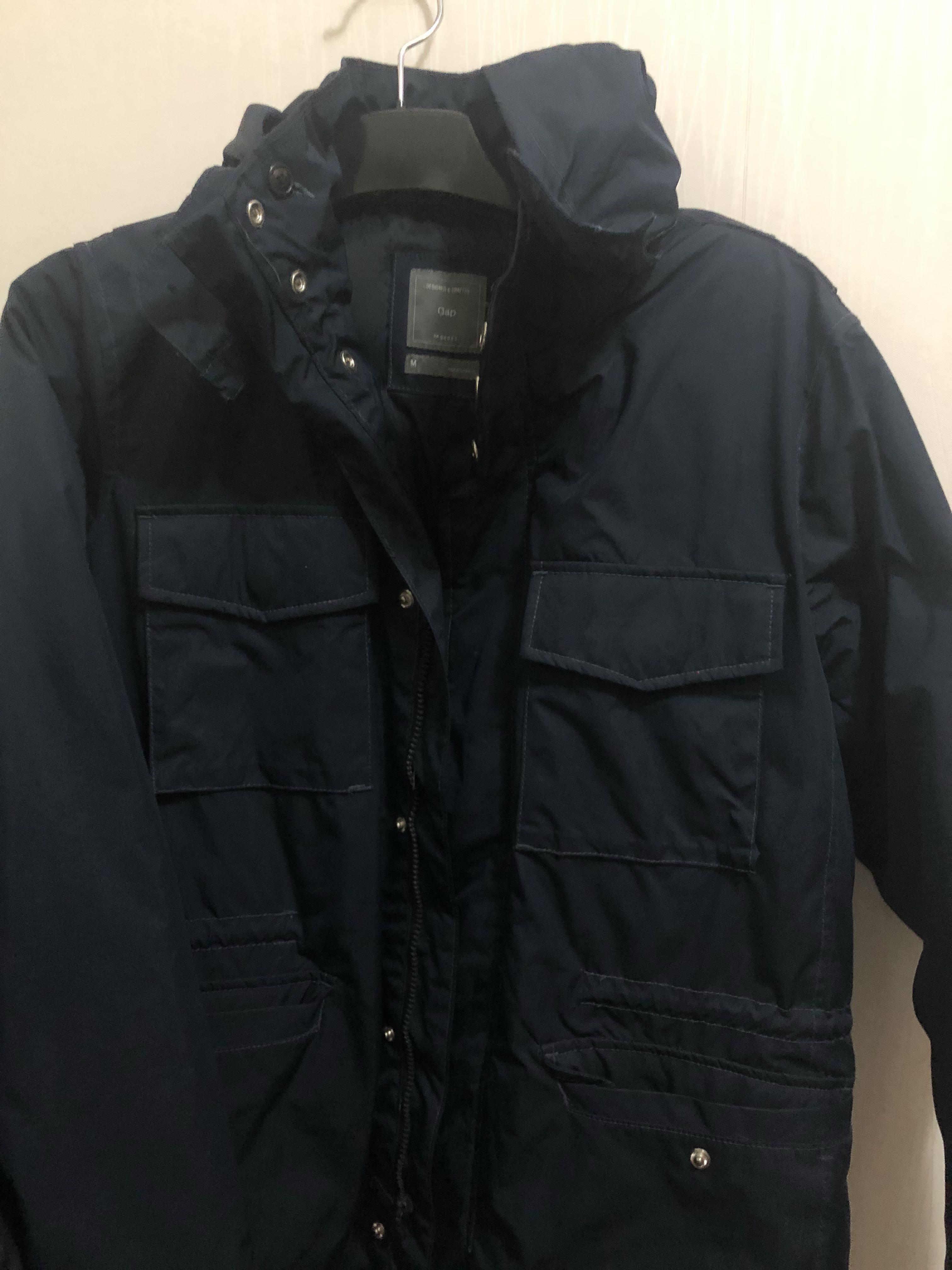 GAP jacket （分類：外套及戶外衣服）位於 Hong Kong。 由 alienuil 提交（商品編號 208939312，圖片 1）。簡介： 原價六七百 厚身 但已很久沒有穿著 所以放售 帽可以收埋。
